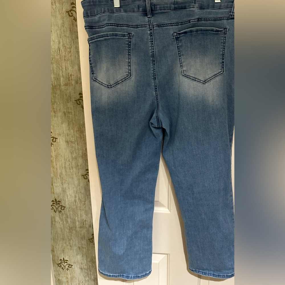 New this season, NYDJ, worn just a few times, light wash crops - Picture 3 of 3
